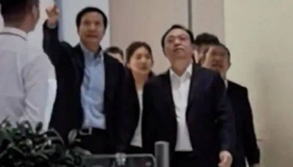 雷军陪比亚迪王传福参观小米汽车工厂