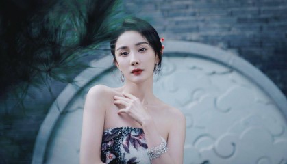 月满中秋，韵致东方：杨幂佩戴 ANNA HU 高定珠宝演绎月光石的永恒之美