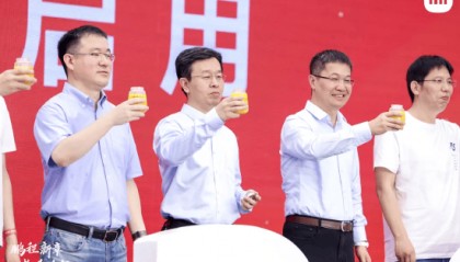 小米深圳总部大厦启用，小米集团总裁卢伟冰等高管与员工一起喝小米粥！对小米创业初期十人同饮小米粥的致敬