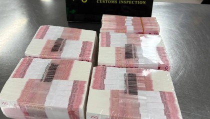 男子用背包携带人民币46万，被深圳罗湖海关查获