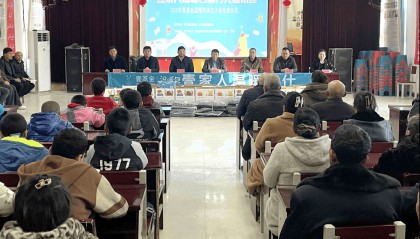 壹基金温暖包让英吉沙县儿童温暖过冬