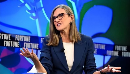 女股神“木头姐”在Robotaxi推出前夕持续抛售特斯拉股票！马斯克：作为特朗普政府特别雇员日子即将结束