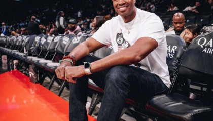 NBA宣传大使科林斯接受脑瘤治疗 6月刚与男友完婚