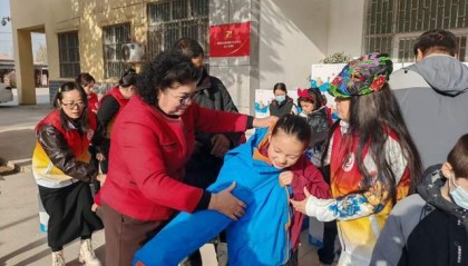 泽普县壹基金温暖包发放传递冬日大爱