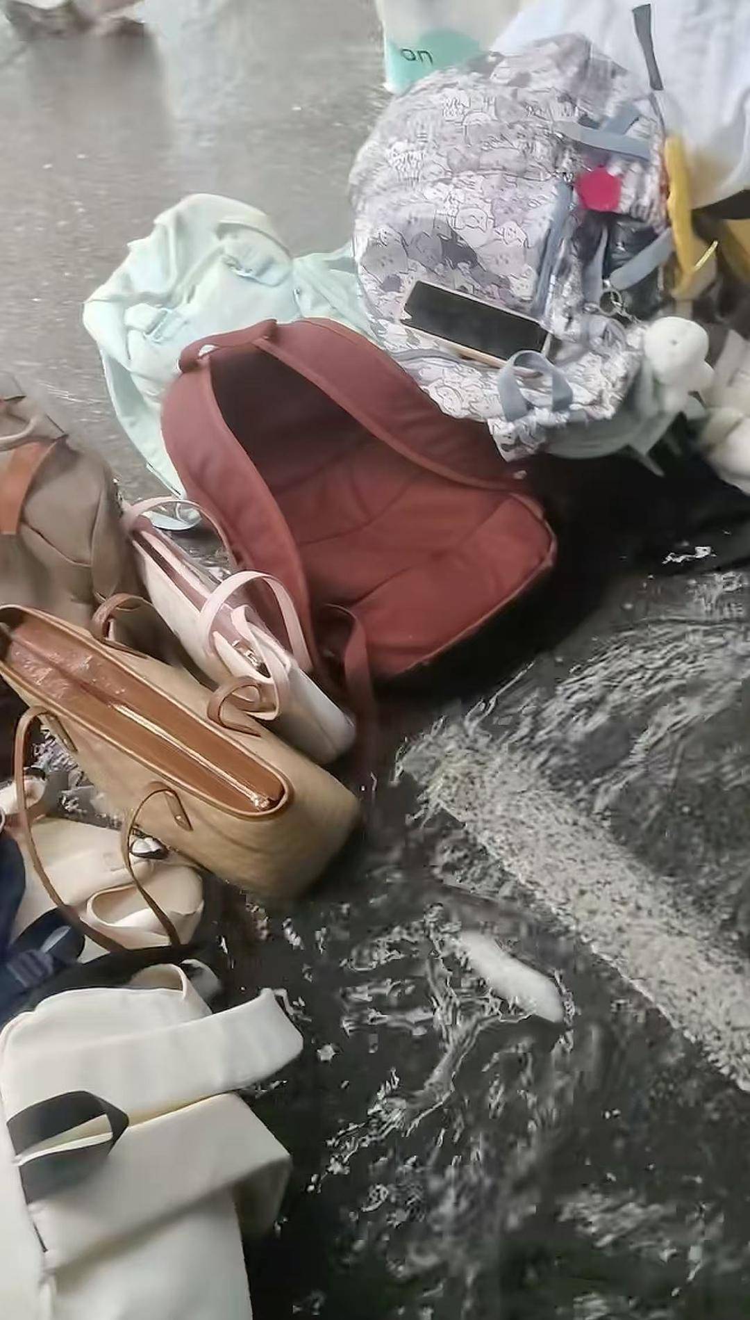 九江一教资考点多名考生存放的物品被暴雨淋湿损坏，学校称将核实情况进行赔付