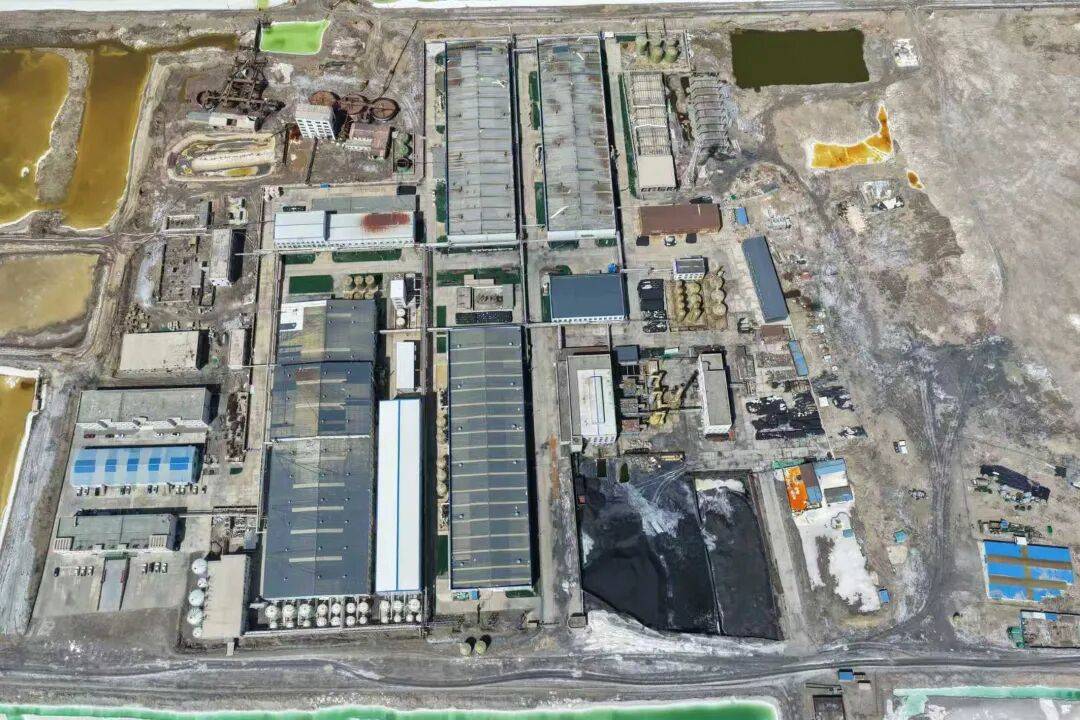 无视中央环保督察,青海一“矿霸”非法填埋大量工业危险废物,约2000亩水域90%已经消失