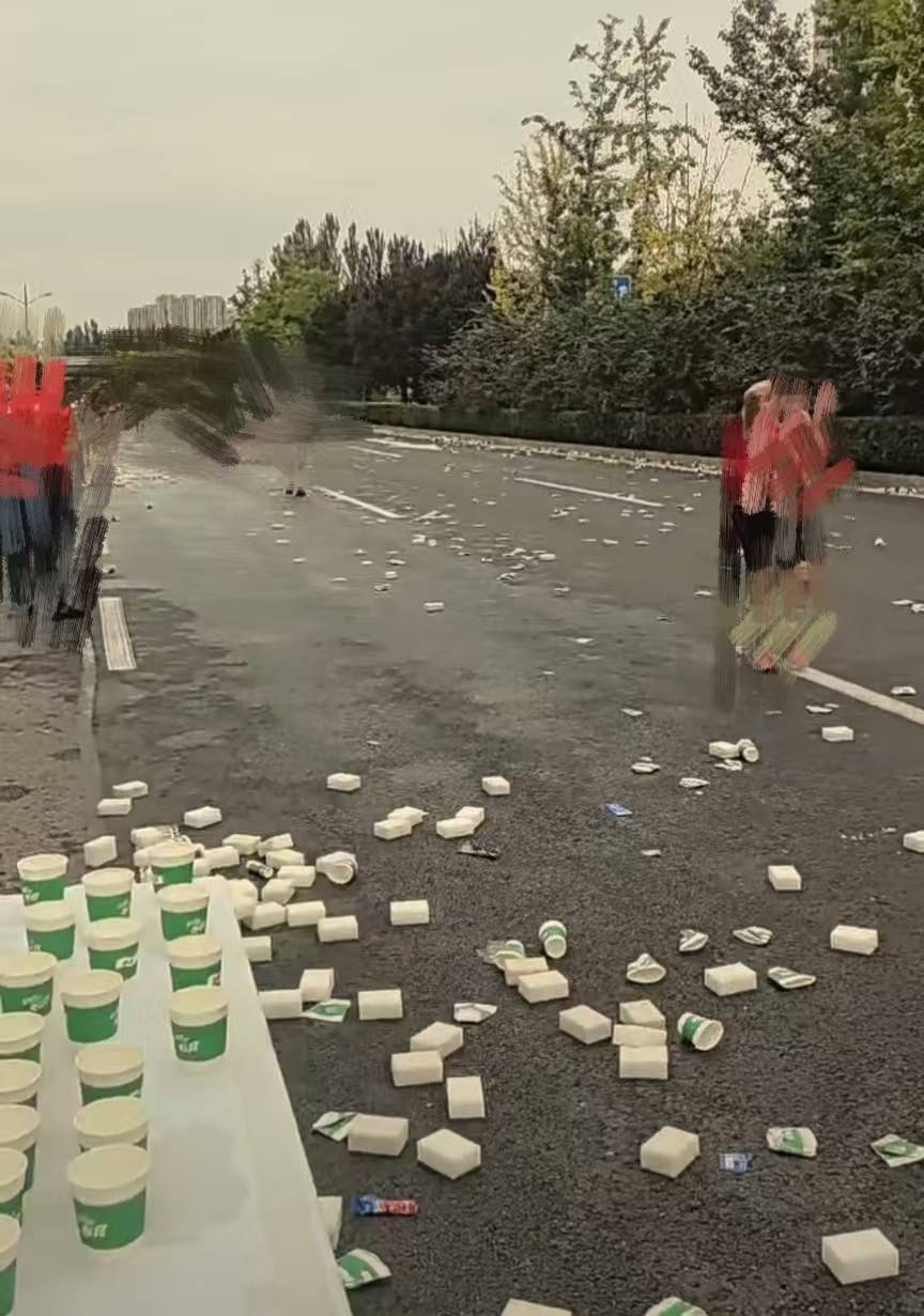 山西太原马拉松部分路段遍地垃圾,回应:4万多人参加现场有收集点,比赛完将马上清理