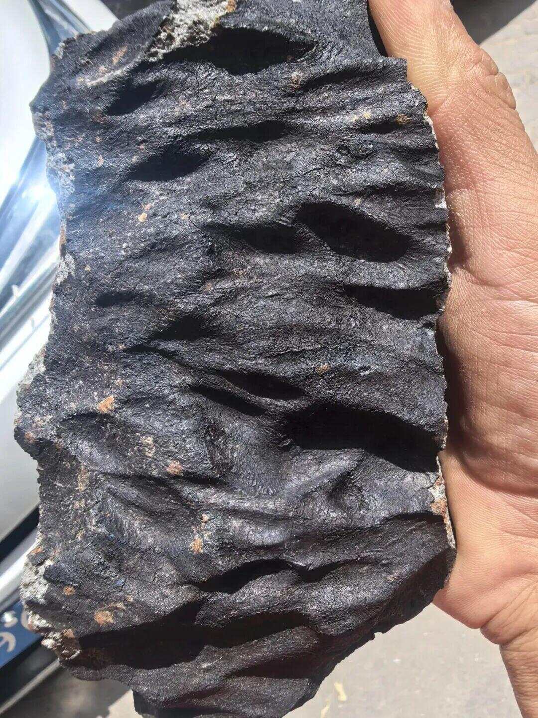 “陨石猎人”:在茂名挖出423公斤陨石;村民称此前不知有陨石,曾见有外人来果园