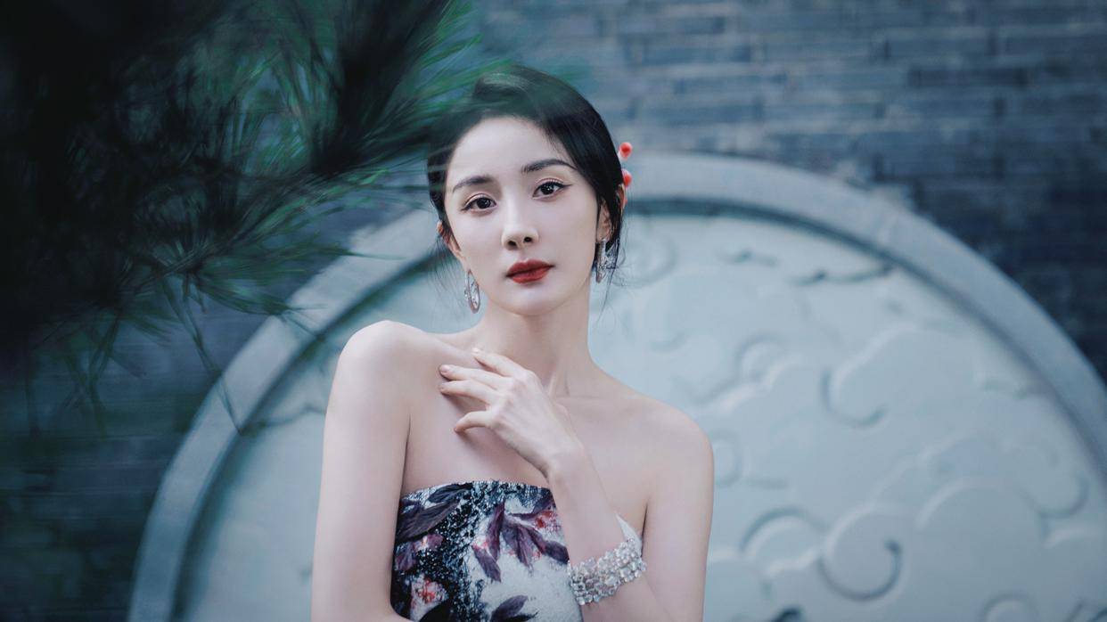 月满中秋,韵致东方:杨幂佩戴 ANNA HU 高定珠宝演绎月光石的永恒之美