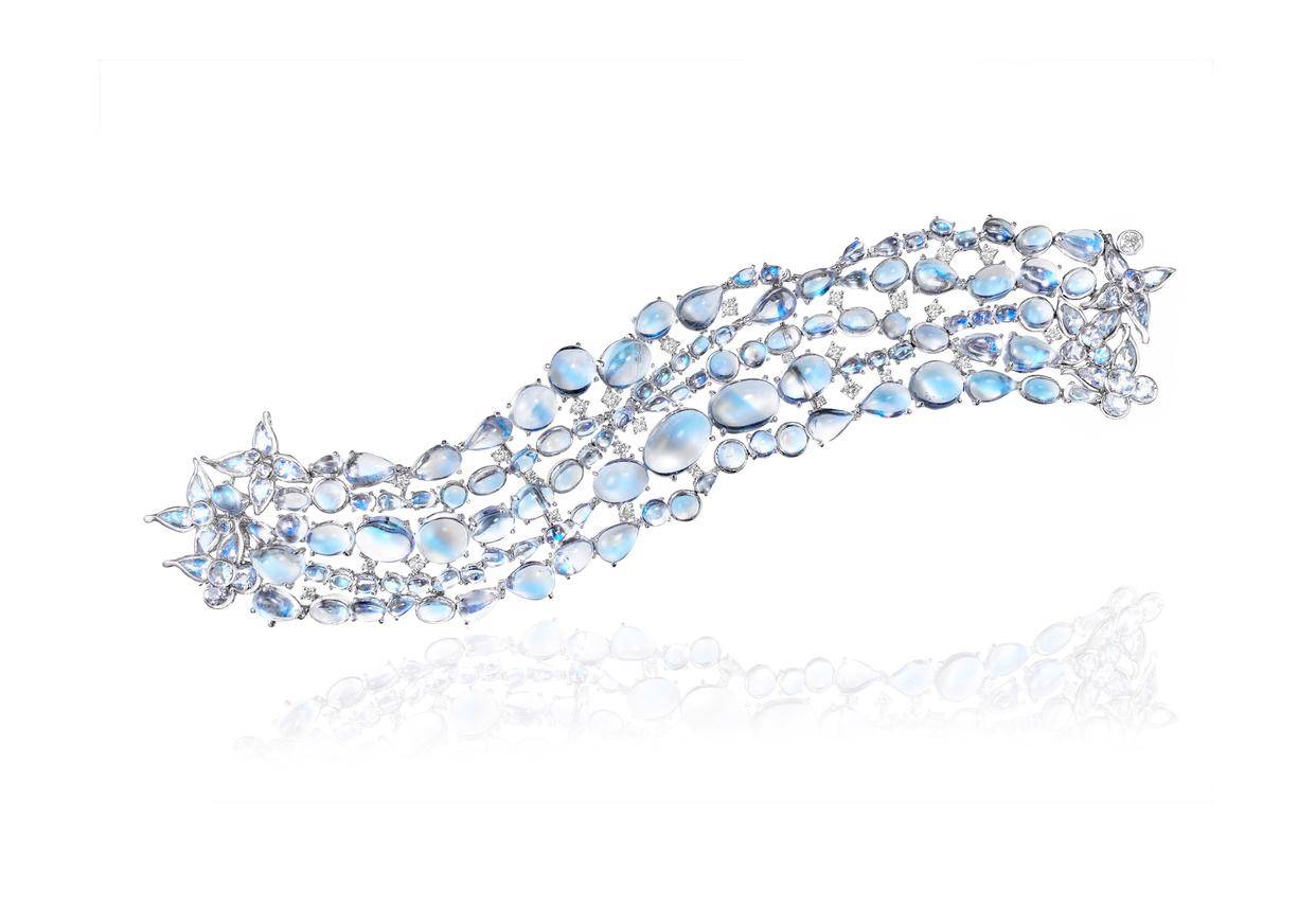 月满中秋,韵致东方:杨幂佩戴 ANNA HU 高定珠宝演绎月光石的永恒之美