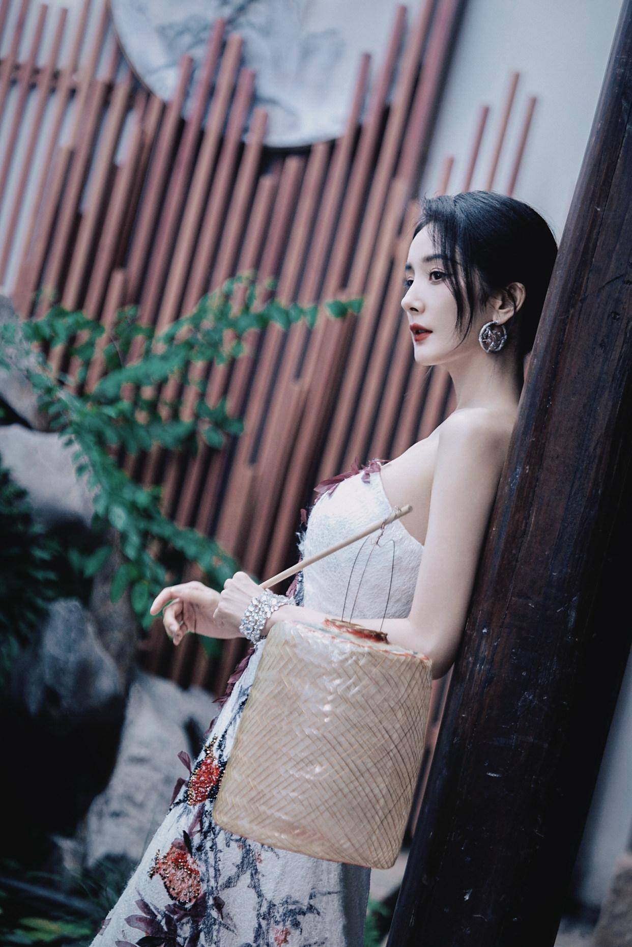 月满中秋,韵致东方:杨幂佩戴 ANNA HU 高定珠宝演绎月光石的永恒之美