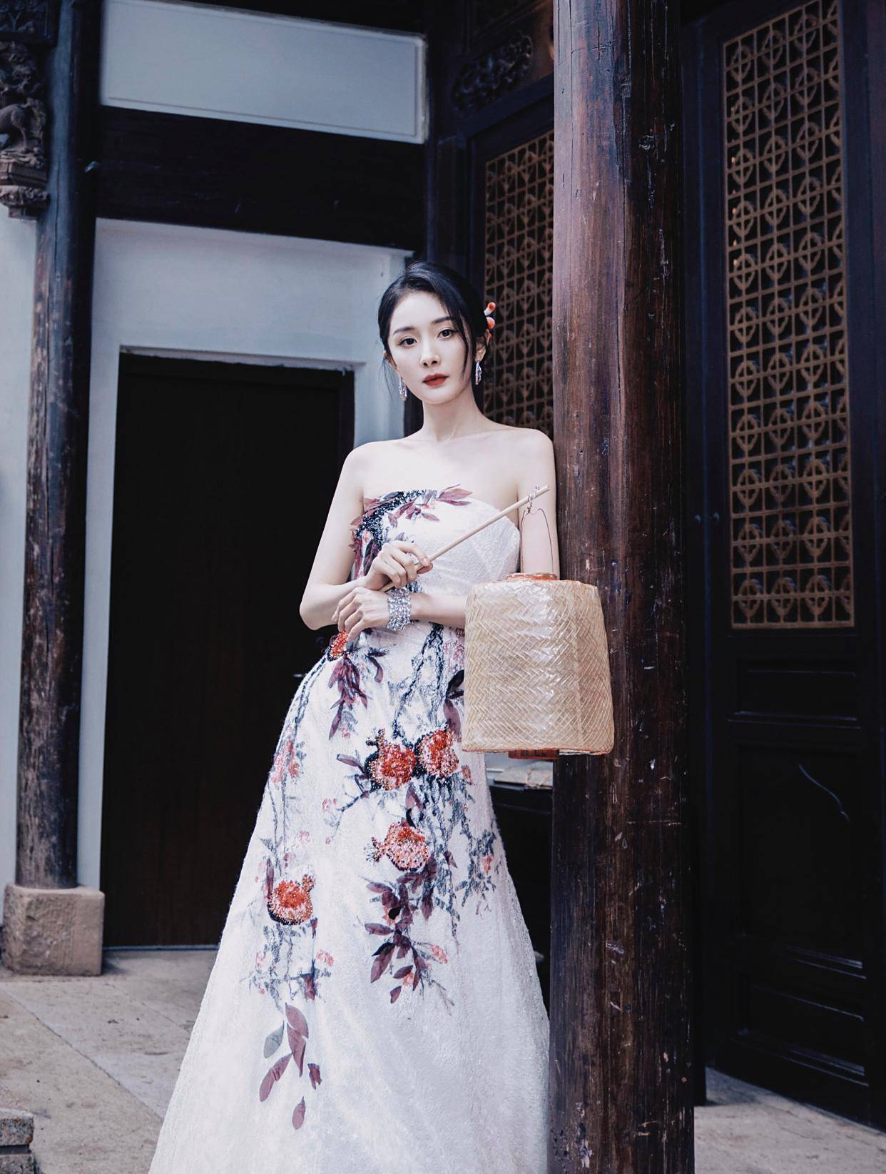 月满中秋,韵致东方:杨幂佩戴 ANNA HU 高定珠宝演绎月光石的永恒之美