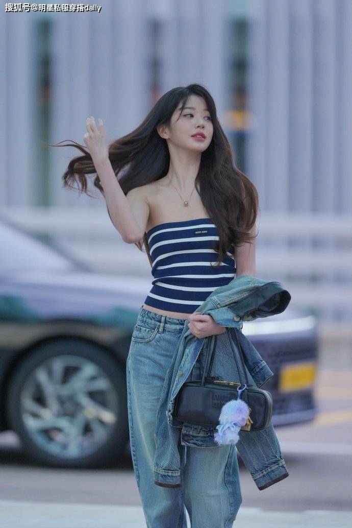 又被张元英美到了,条纹抹胸+“低腰牛仔裤”,壁纸级别的美照啊