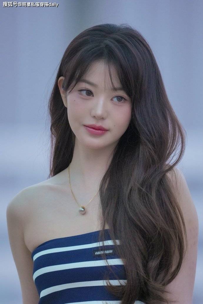 又被张元英美到了,条纹抹胸+“低腰牛仔裤”,壁纸级别的美照啊