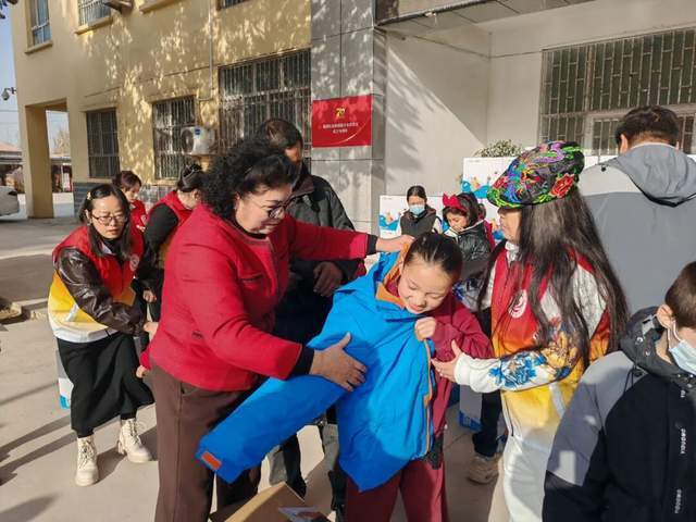 泽普县壹基金温暖包发放传递冬日大爱