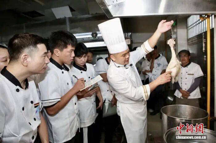 老板劝退“别来吃”的顺德鸡煲店，逼着广东文旅去斩鸡
