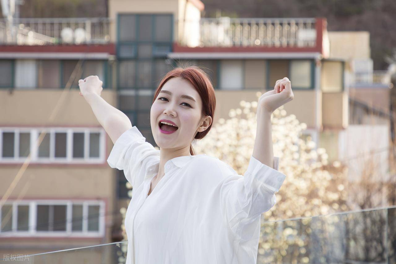 发现了没？越来越多中年人过上“假穷”日子，开得起豪车却挤地铁，买买买变少买精买，却活得越来越自在